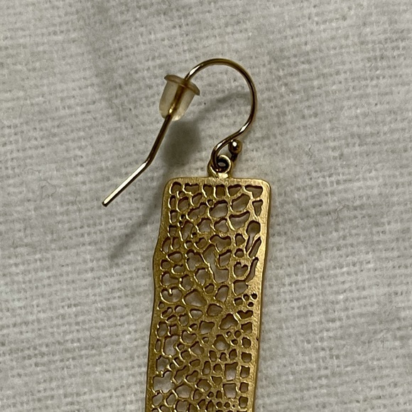 Pretty goldtone filigree earrings - Picture 2 of 3